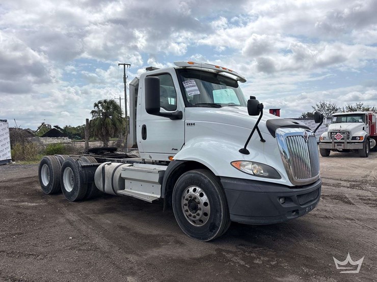 2019-international-rh613-t/a-wet-kit-day-cab-truck-tractor-image-2