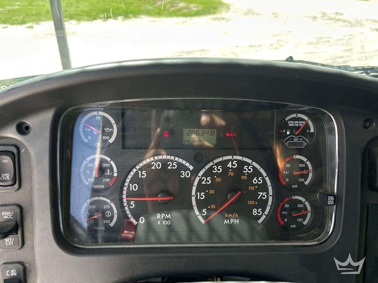2013-freightliner-m2-106-image-19