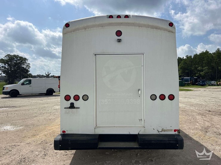 2017-freightliner-m2-106-image-30