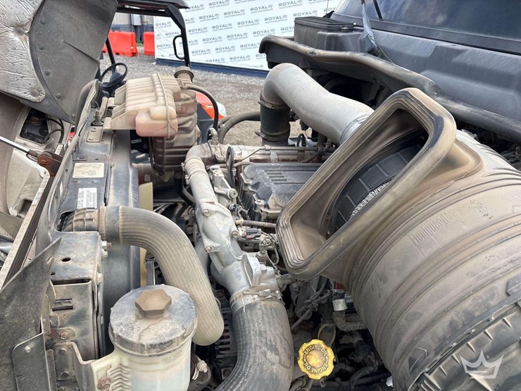 2019-international-rh613-t/a-wet-kit-day-cab-truck-tractor-image-10