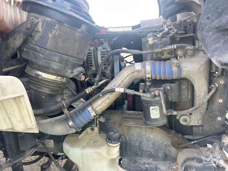 2014-freightliner-m2-106-image-11