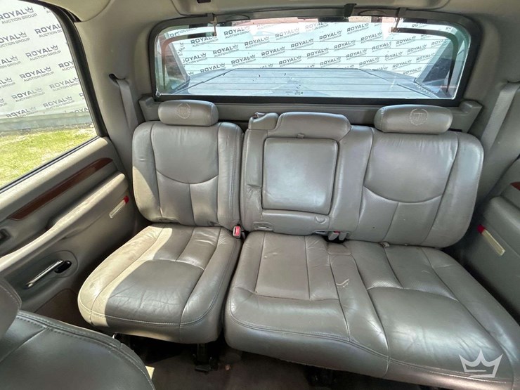2004-cadillac-escalade-image-23