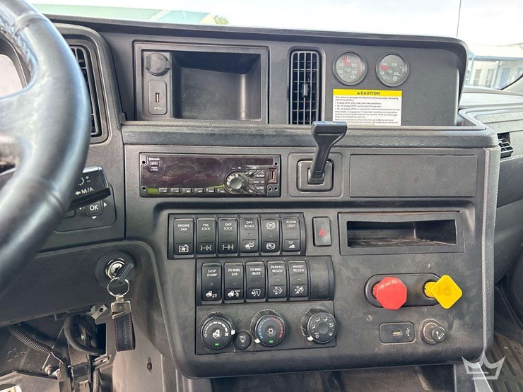 2019-international-rh613-t/a-wet-kit-day-cab-truck-tractor-image-23