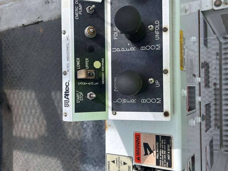 2013-freightliner-m2-106-image-26
