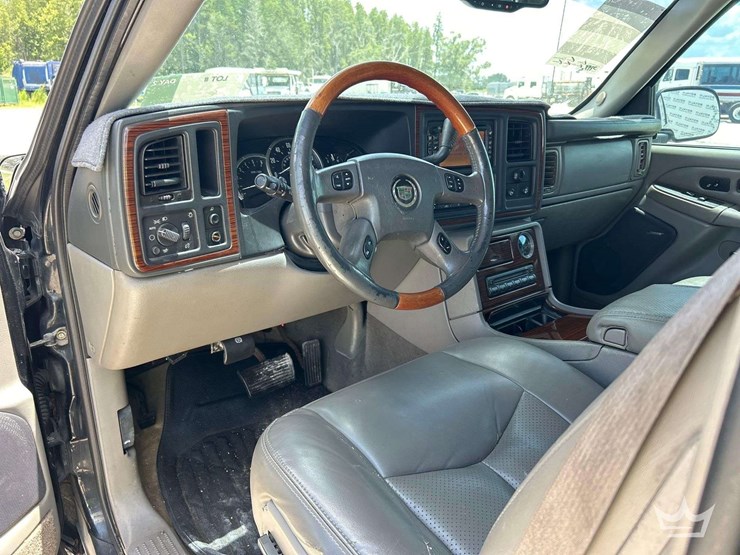 2004-cadillac-escalade-image-12