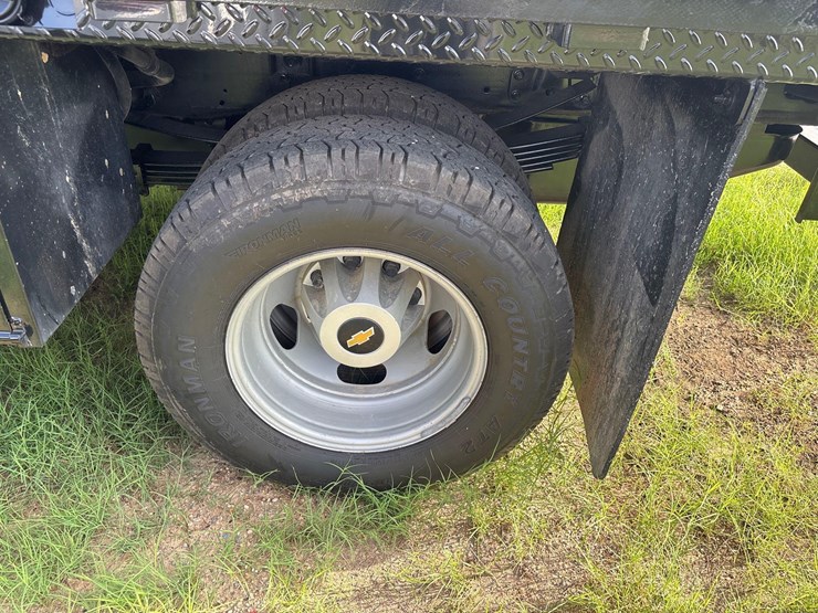 2021-chevrolet-3500-image-16