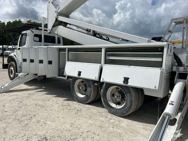 2013-freightliner-m2-106-image-37