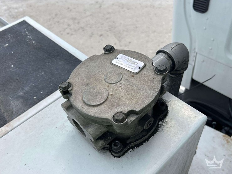 2013-freightliner-m2-106-image-31