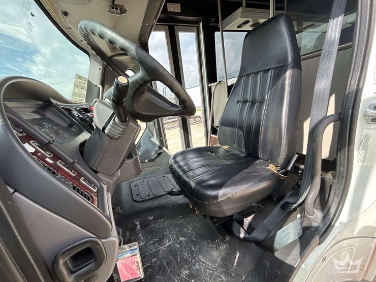 2017-freightliner-m2-106-image-15