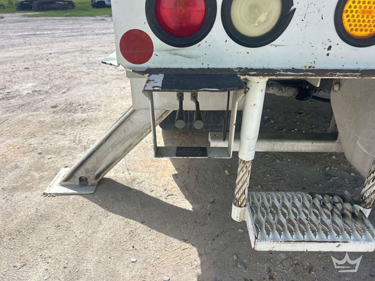 2014-freightliner-m2-106-image-33