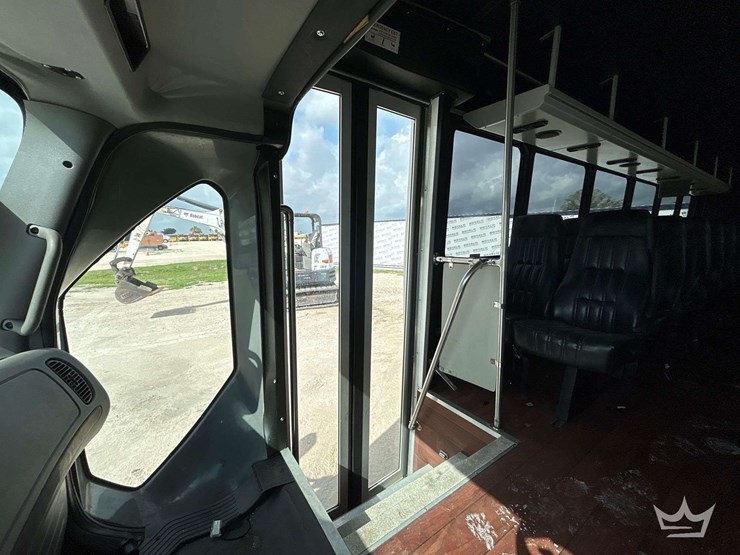 2017-freightliner-m2-106-image-22