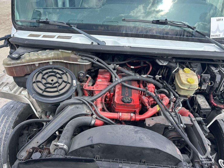 2017-freightliner-m2-106-image-7