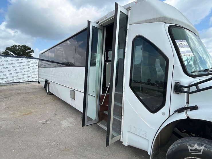 2017-freightliner-m2-106-image-27