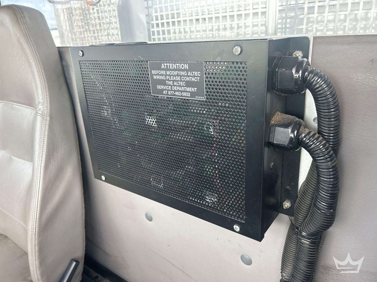 2014-freightliner-m2-106-image-21