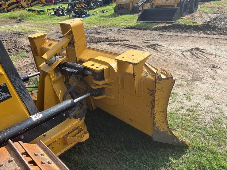 2023-caterpillar-d1-image-10