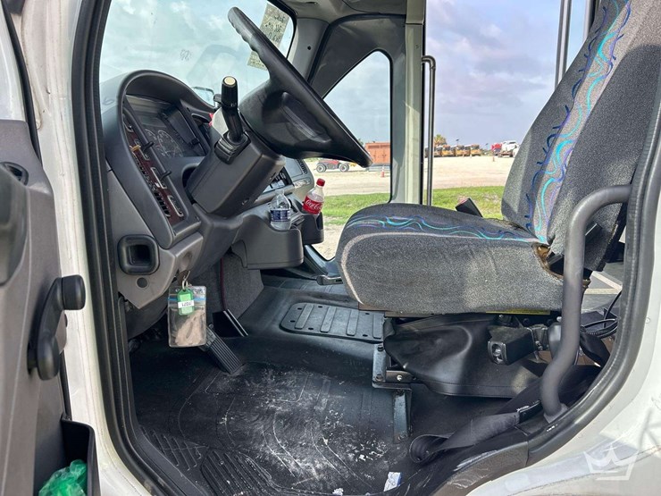 2016-freightliner-m2-106-image-21