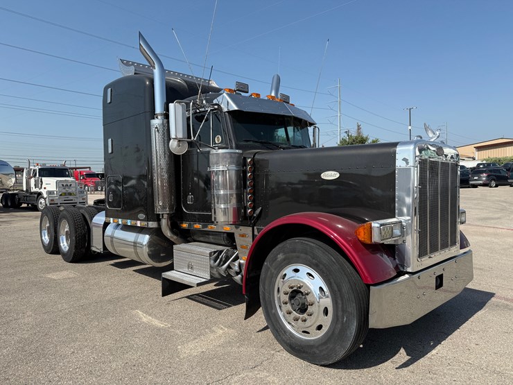2000-peterbilt-379-image-1