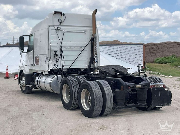 2012-volvo-vnl-t/a-sleeper-cab-truck-tractor-image-4
