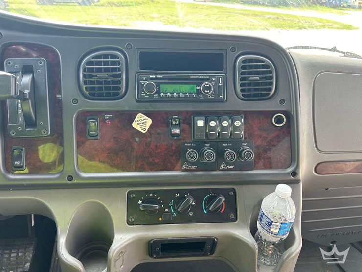 2017-freightliner-m2-106-image-20