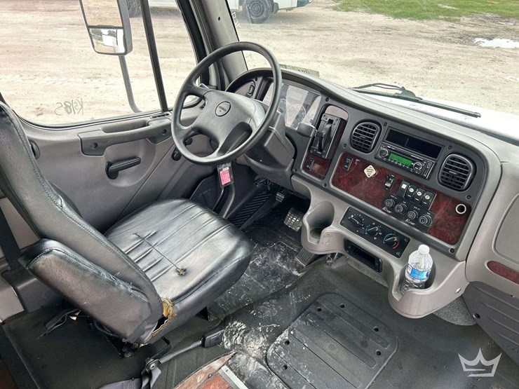 2017-freightliner-m2-106-image-26