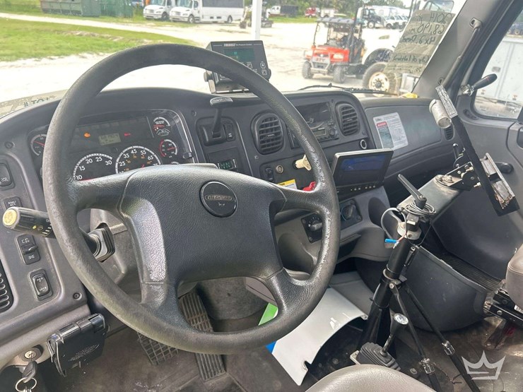 2014-freightliner-m2-106-image-13