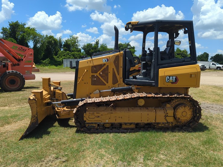 2023-caterpillar-d1-image-1
