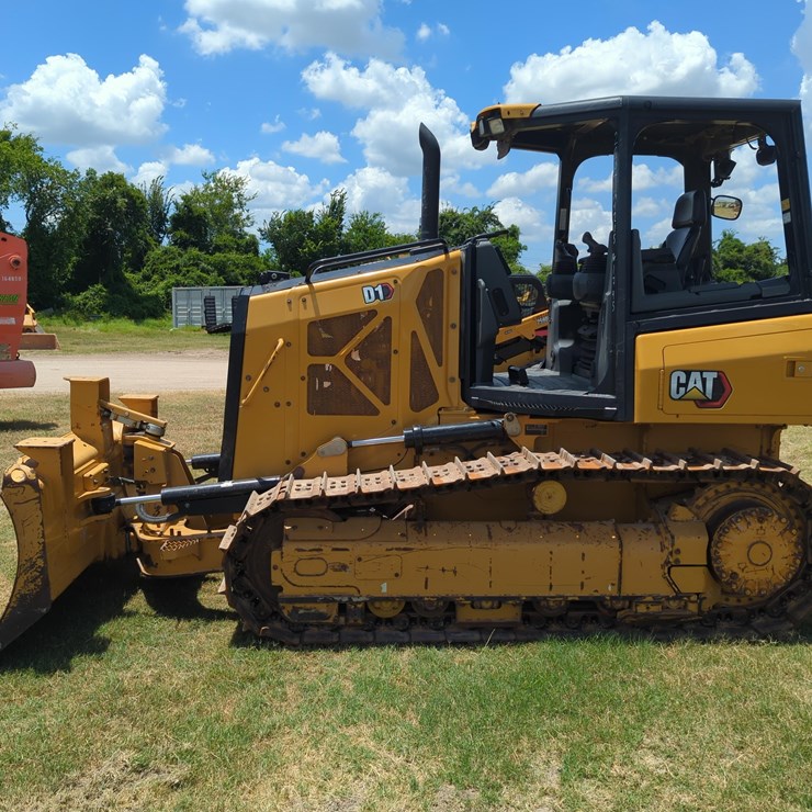2023 CATERPILLAR D1