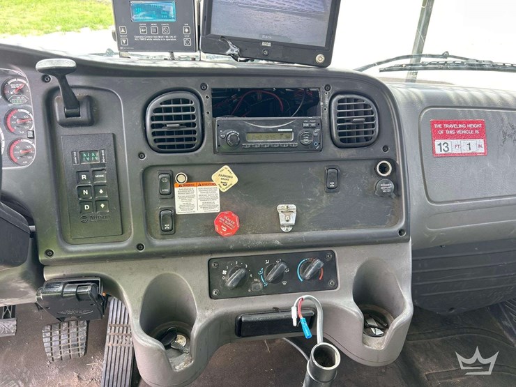 2013-freightliner-m2-106-image-20