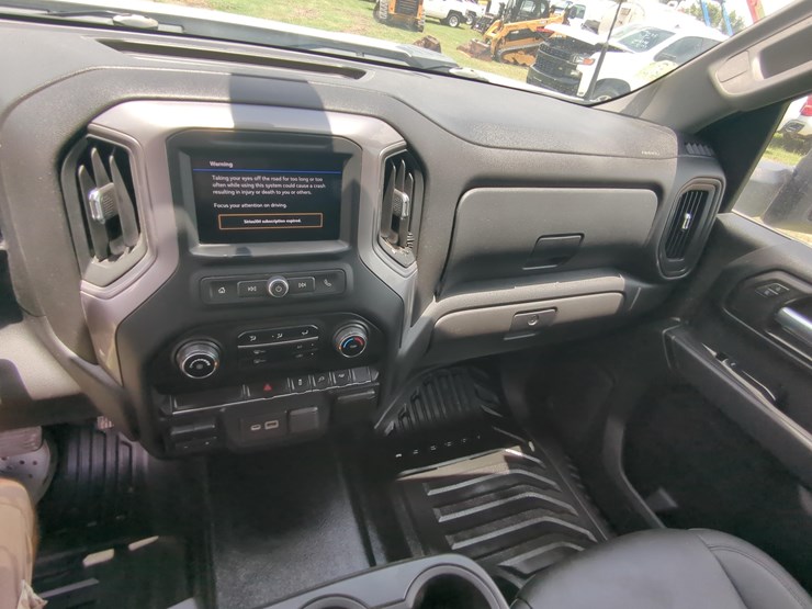 2021-chevrolet-3500-image-12
