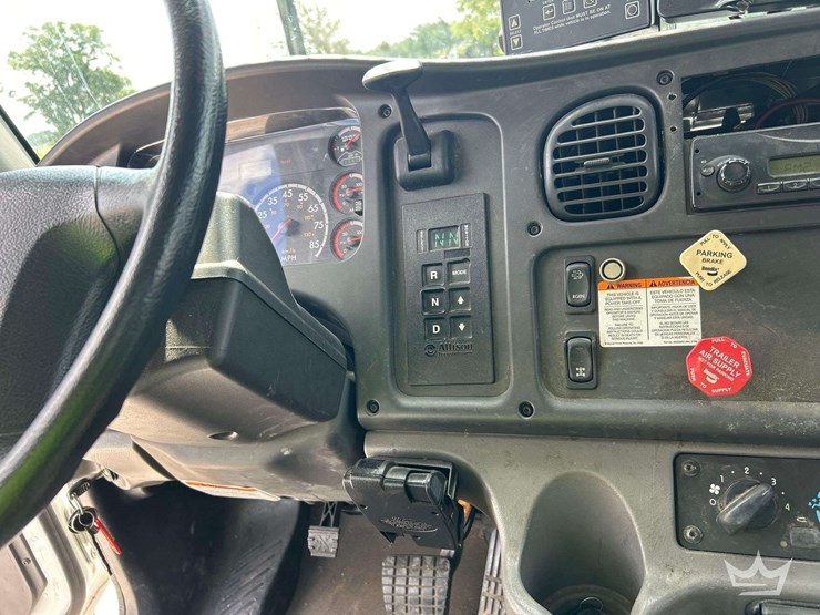 2013-freightliner-m2-106-image-18