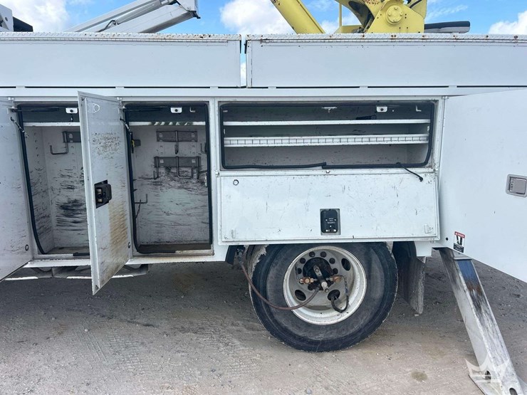 2014-freightliner-m2-106-image-29