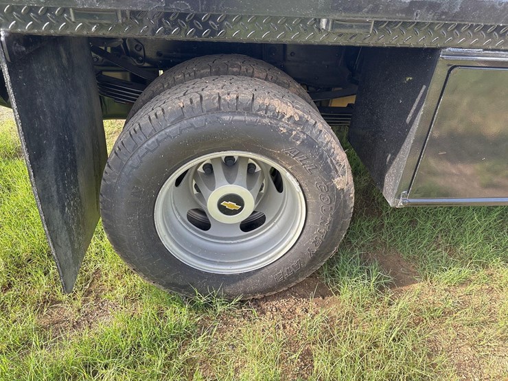 2021-chevrolet-3500-image-17