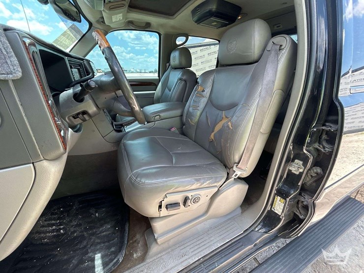 2004-cadillac-escalade-image-13