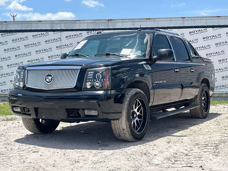 2004-cadillac-escalade-image-1