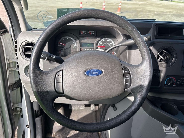 2014-ford-cargo-image-13