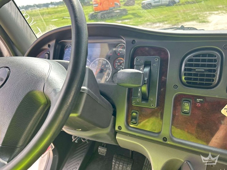 2017-freightliner-m2-106-image-18