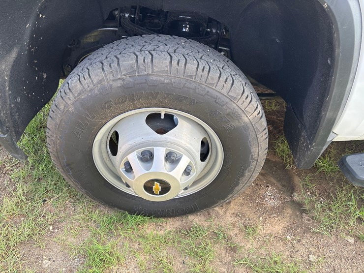 2021-chevrolet-3500-image-15