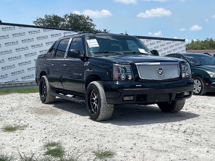 2004-cadillac-escalade-image-2
