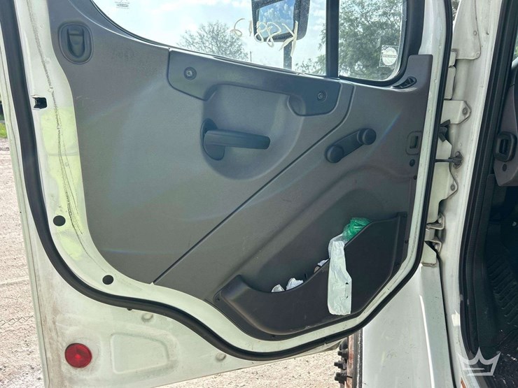 2016-freightliner-m2-106-image-20