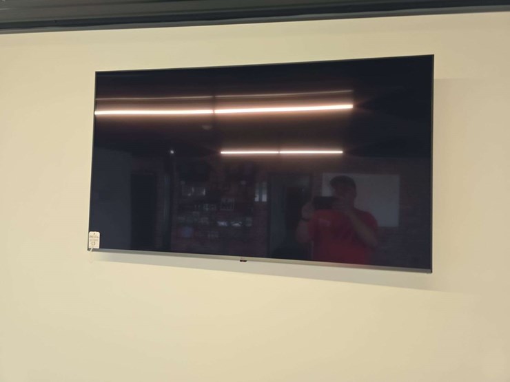 55''-smart-tv-with-bracket-image-3