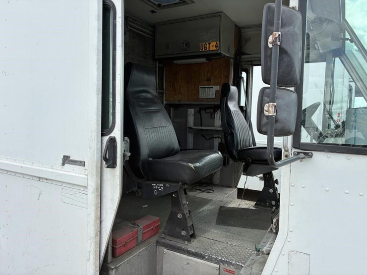 2002-workhorse-p42-image-16