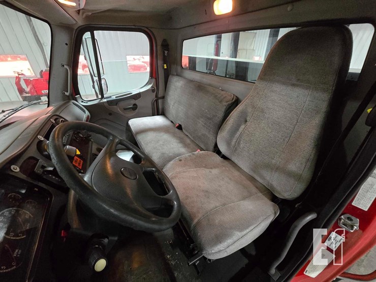 2015-freightliner-business-class-m2-106-image-9