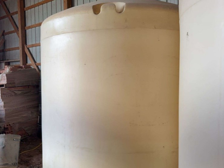 2500-gallon-ace-rot0-mold-poly-tank-image-1