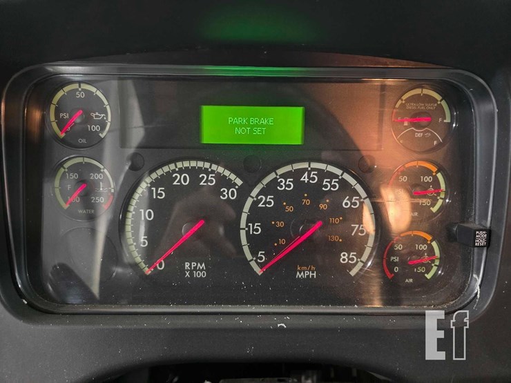 2020-freightliner-business-class-m2-106-image-12
