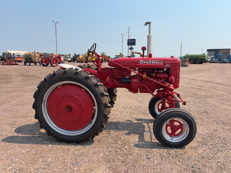 1952-farmall-super-av-tractor-image-4