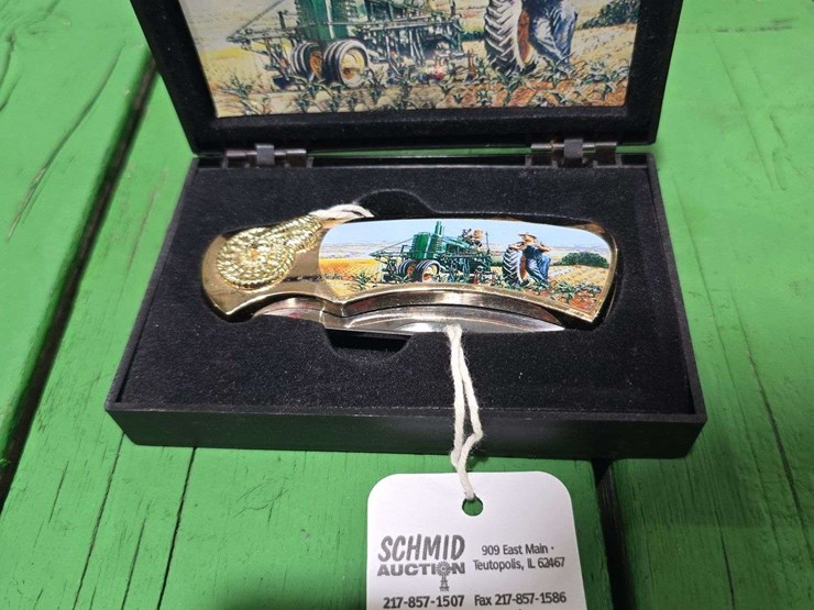 john-deere-pocket-knife-and-case-image-2