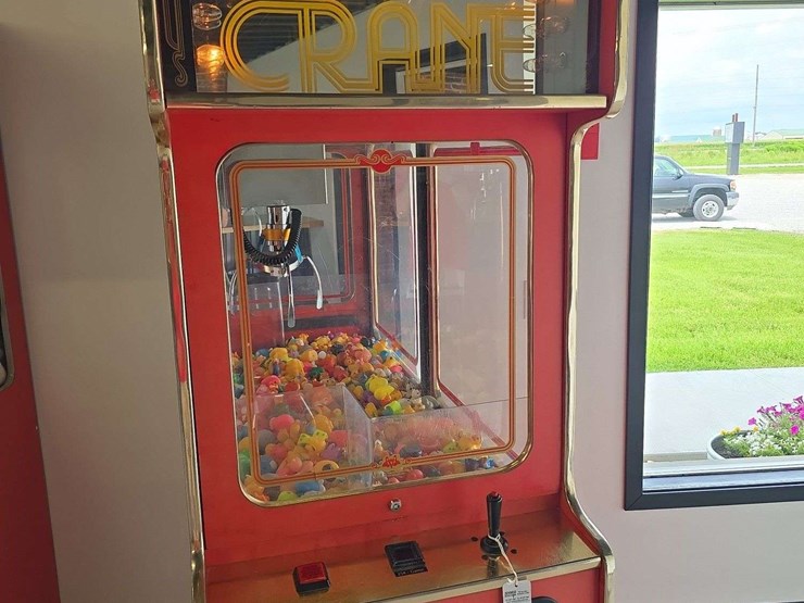 vintage-skill-crane-machine,-takes-quarters-image-5