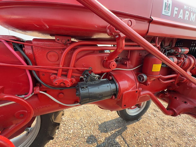 1952-farmall-super-av-tractor-image-30