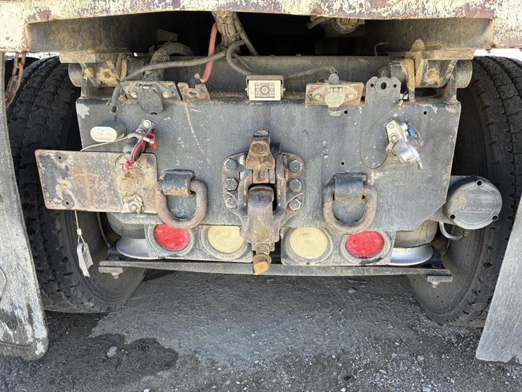 2013-freightliner-114sd-image-16