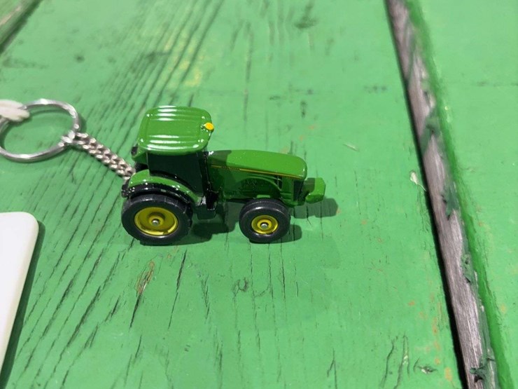 john-deere-key-chains-image-3